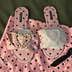 Sandals with matching carry bag